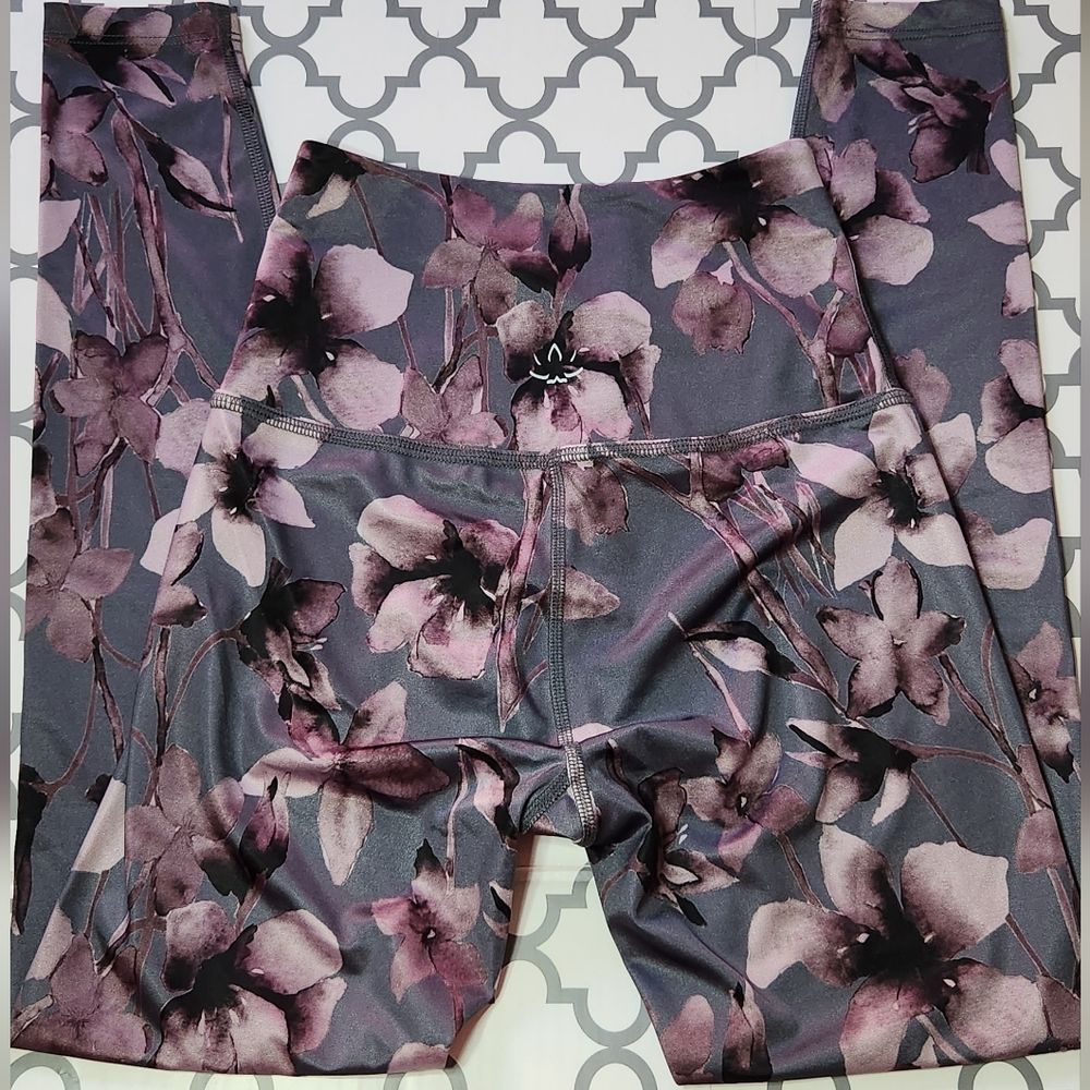Beyond Yoga x Mary Lauren Purple Floral Leggins Size Small - Picture 7 of 10